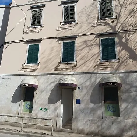 Hurricane Hostel *